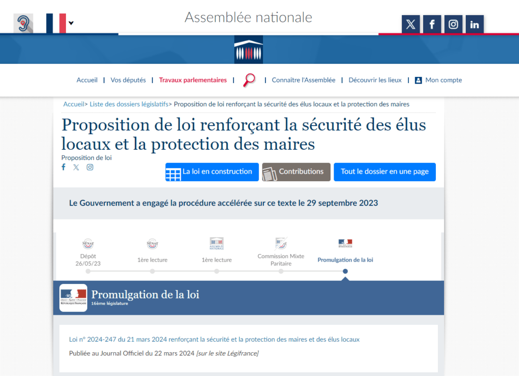 Vue d'un dossier législatif ouvert avec des annotations montrant les sections importantes : débats, amendements, et vote.