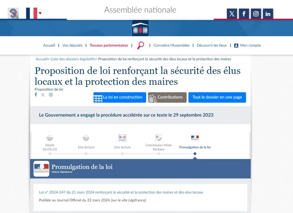 Vue d'un dossier l&eacute;gislatif ouvert avec des annotations montrant les sections importantes : d&eacute;bats, amendements, et vote.